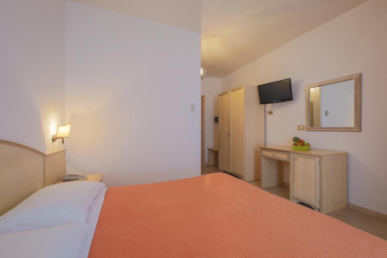 Hotel Corallo Torre Santa Sabina Bagian luar foto